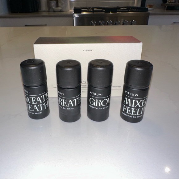 Set of 4 Vitruvi Cozy oils for diffuser. - Picture 2 of 4